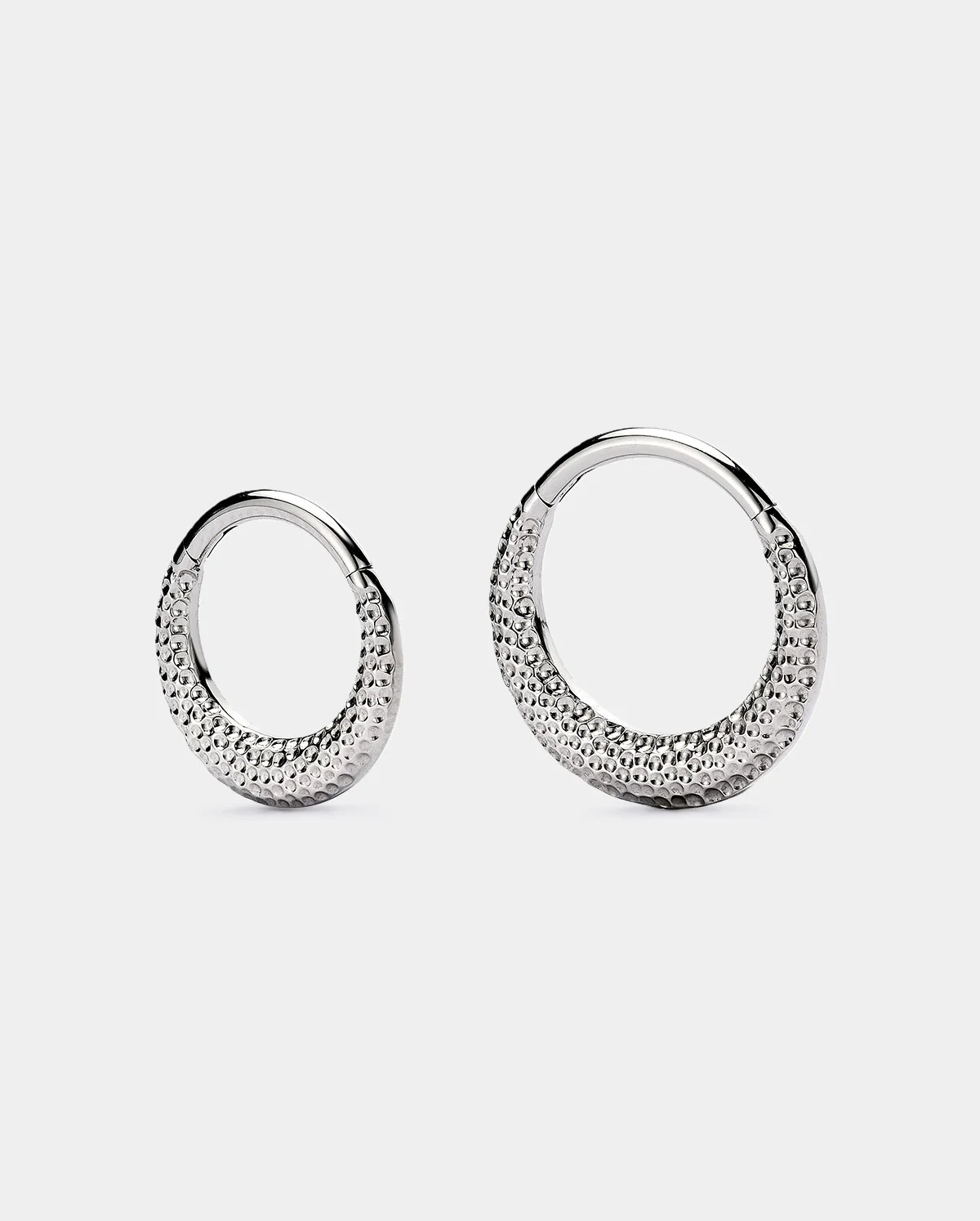 Hammered Texture Thick Seamless Septum Ring - Image 3